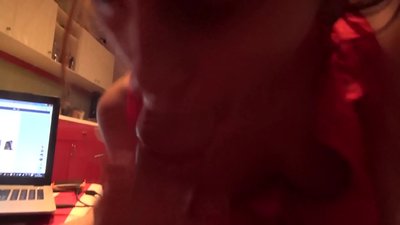 Духтараки мактаббача дар холе ки дар хона касе нест